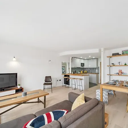 Pass The Keys Top Floor In Central Free Parking Apartment