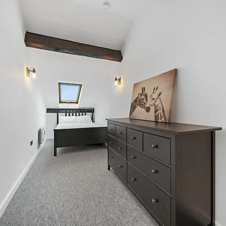 Pass The Keys Top Floor In Central Free Parking Apartment
